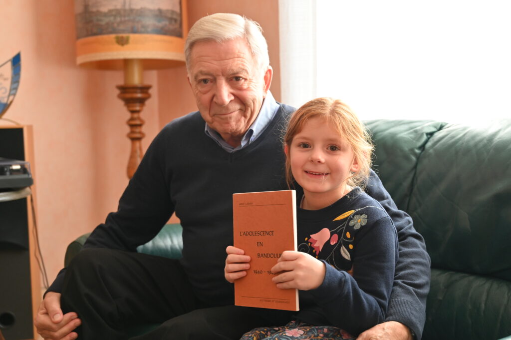 Jean-Philippe Lampin avec sa petite fille Emma, portant fièrement les mémoires de son arrière-grand-père. 